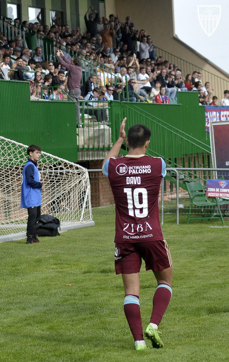 Davo aplaude a los aficionados tras un cambio./ JUAN MARTÍN-G. SEGOVIANA