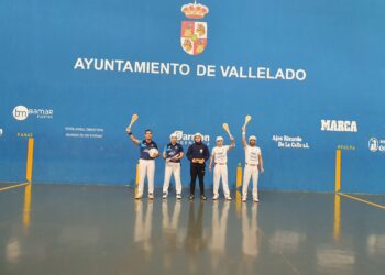 Los jugadores saludan a los aficionados en los momentos previos a un partido./ CP VALLELADO
