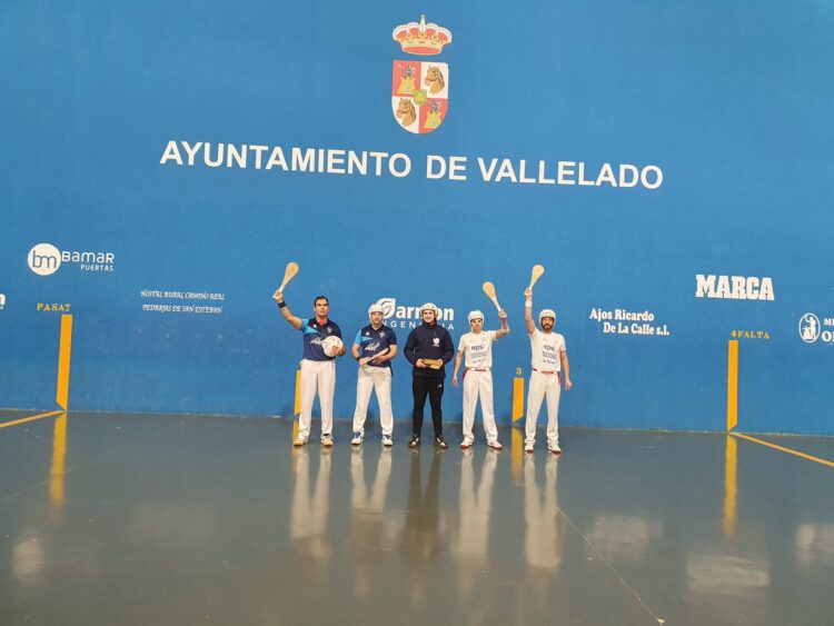 Los jugadores saludan a los aficionados en los momentos previos a un partido./ CP VALLELADO