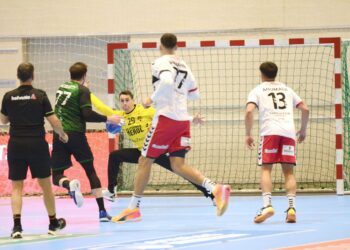 Yeray trata de detener un lanzamiento de siete metros en el partido ante el Rebi Cuenca./ AMADOR MARUGÁN