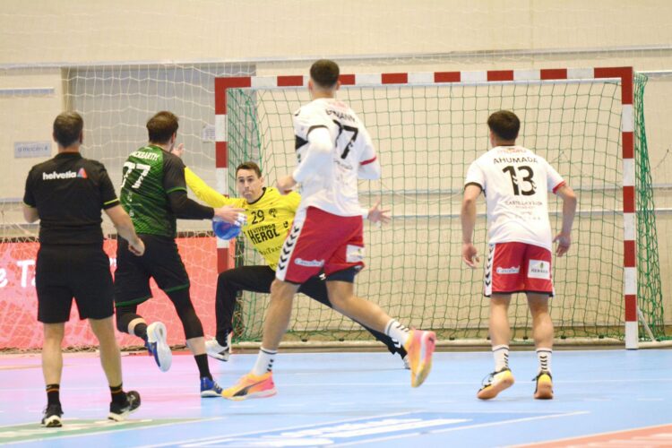 El BM Nava, con la tarea hecha 1 Yeray trata de detener un lanzamiento de siete metros en el partido ante el Rebi Cuenca./ AMADOR MARUGÁN