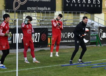 Los guardametas de la Gimnástica Segoviana, durante uno de los entrenamientos a las órdenes de Juan del Estal./ JUAN MARTÍN-G.SEGOVIANA