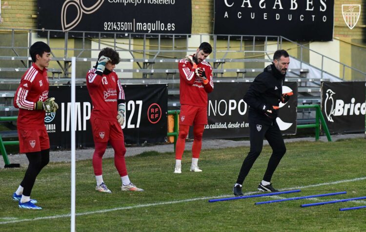 La Albuera se congela 1 Los guardametas de la Gimnástica Segoviana, durante uno de los entrenamientos a las órdenes de Juan del Estal./ JUAN MARTÍN-G.SEGOVIANA