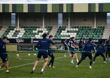 Los jugadores de la Gimnástica Segoviana, entrenando en el campo de La Albuera./ JUAN MARTÍN-G. SEGOVIANA