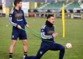 Davo, sujetado por Abel Pascual, durante un ejercicio en un entrenamiento de la Segoviana./ JUAN MARTÍN-G. SEGOVIANA