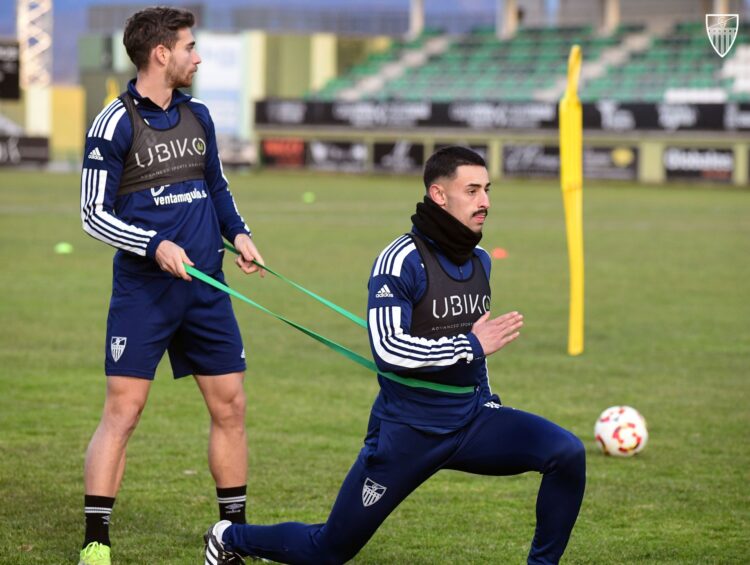 Davo, sujetado por Abel Pascual, durante un ejercicio en un entrenamiento de la Segoviana./ JUAN MARTÍN-G. SEGOVIANA