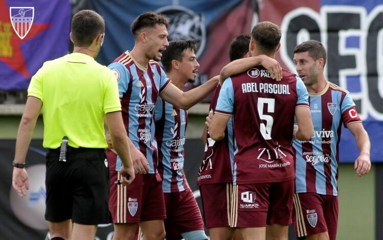 La Segoviana busca el cambio de tendencia 1 Los jugadores de la Segoviana se felicitan tras marcar un gol al Real Unión de Irún en el encuentro de ida jugado en La Albuera./ JUAN MARTÍN-G. SEGOVIANA