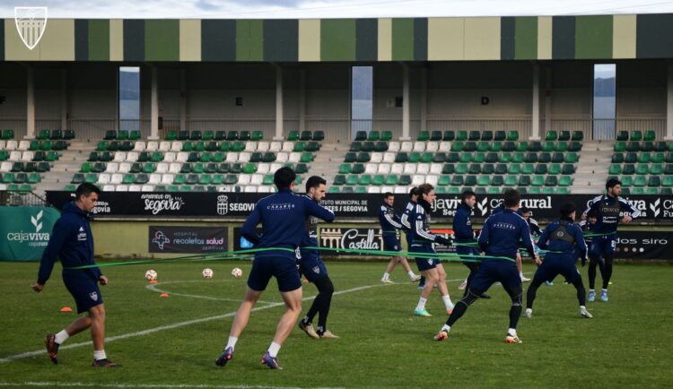 Los jugadores de la Gimnástica Segoviana, entrenando en el campo de La Albuera./ JUAN MARTÍN-G. SEGOVIANA