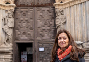 Guadalupe Arbona a las puertas de la Catedral de Ávila.