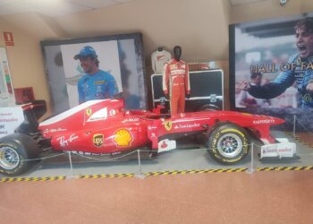 Un Ferrari, en la exposición que se ubica en el Pedro Delgado. / CÉSAR ARCONES