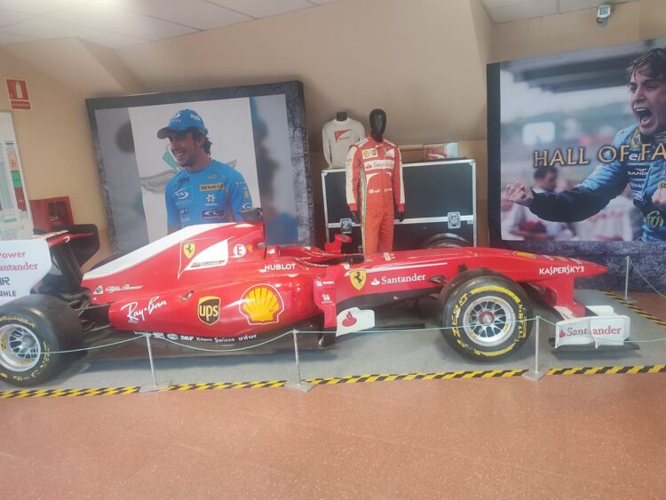 Un Ferrari, en la exposición que se ubica en el Pedro Delgado. / CÉSAR ARCONES