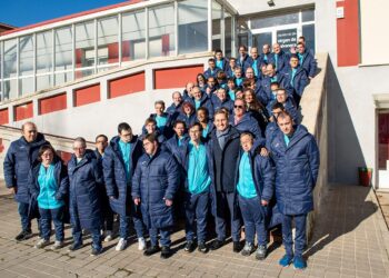 Los integrantes del Club Deportivo Apadefim, en la firma del acuerdo entre ambas entidades./ CAJA RURAL