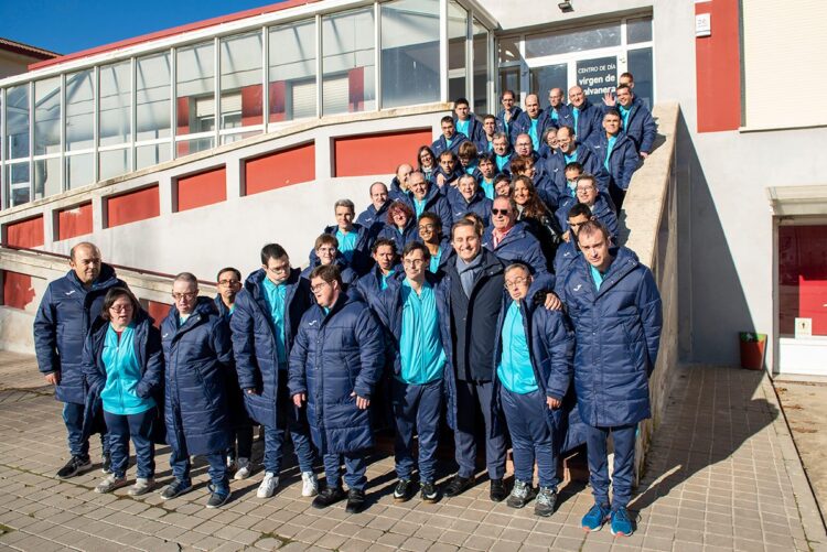 Los integrantes del Club Deportivo Apadefim, en la firma del acuerdo entre ambas entidades./ CAJA RURAL