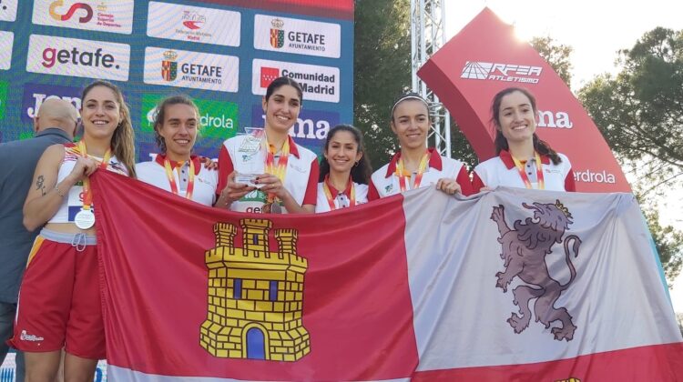 Equipo de la categoría absoluta femenina de Castilla y León, medalla en el pasado Nacional de cross./ FETACYL