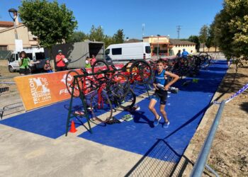 Un joven triatleta finaliza la el segmento de ciclismo y comienza el de carrera a pie./ TRIATLÓN CYL