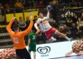 Una de las contras culminadas por el Balonmano Nava en la primera parte del partido./ AMADOR MARUGÁN