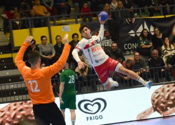 Una de las contras culminadas por el Balonmano Nava en la primera parte del partido./ AMADOR MARUGÁN