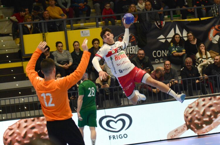 Una de las contras culminadas por el Balonmano Nava en la primera parte del partido./ AMADOR MARUGÁN