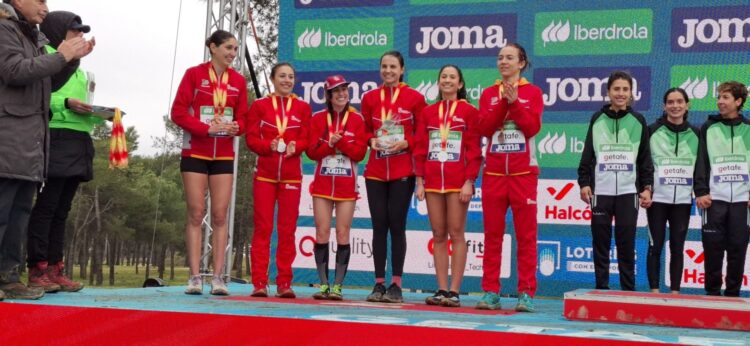 Podio en la categoría absoluta femenina, con las segovianas Claudia Corral y Mariña Muñoz./ FETACYL