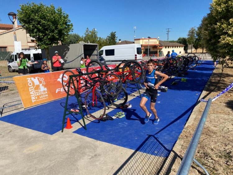 Un joven triatleta finaliza la el segmento de ciclismo y comienza el de carrera a pie./ TRIATLÓN CYL