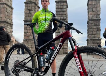 Raúl Rodríguez, con su nuevo maillot a los pies del Acuducto./ E.A.