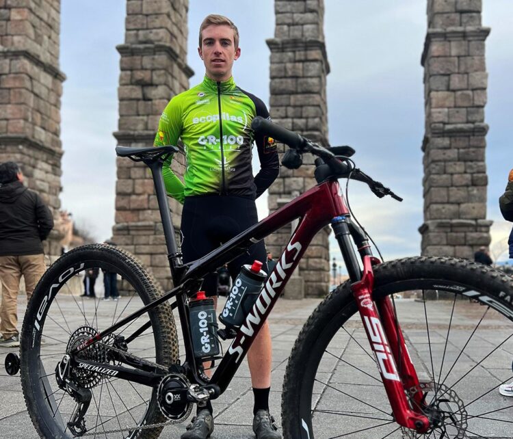 Raúl Rodríguez da el salto a la élite del ciclismo de montaña 1 Raúl Rodríguez, con su nuevo maillot a los pies del Acuducto./ E.A.