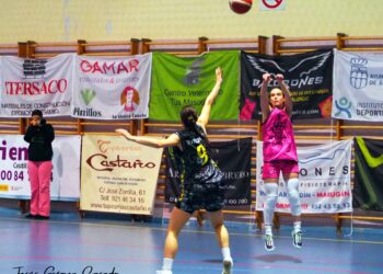 Blanca Gómez lanza desde la línea de tres puntos durante el encuentro ante el Ecole./ JESÚS GÓMEZ CASADO