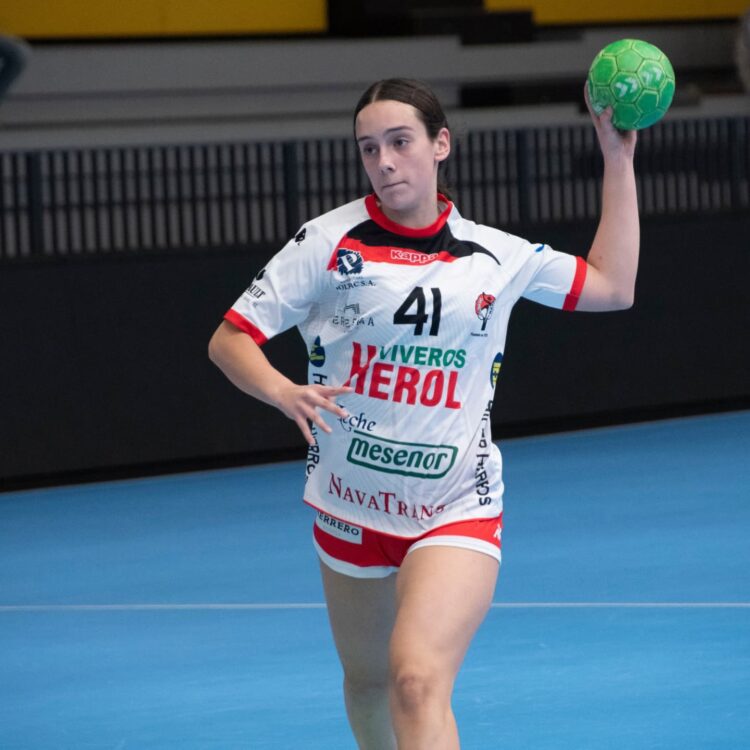 Jimena Rubio, durante un partido con su equipo cadete./ BM NAVA