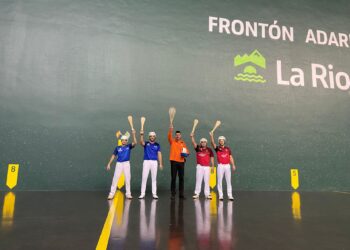 Cholo y Luis de la Calle (d), saludan a los aficionados. / E.A.