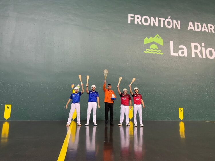 Cholo y Luis de la Calle (d), saludan a los aficionados. / E.A.