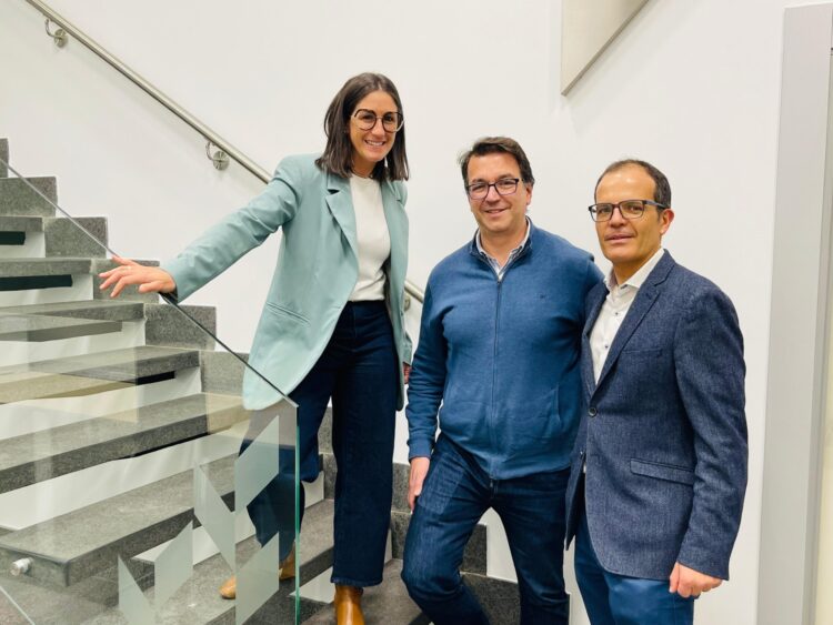 Elena Gutiérrez, Ángel Luis Llorente y Manuel Pacheco, en la sede de la Fundación Caja Rural./ ASPD