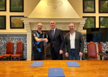 Luis Felipe García (i), José Mazarías y Sergio Calleja, tras la firma del convenio./ AYUNTAMIENTO