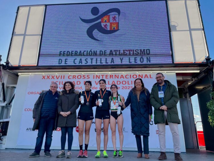 Los herederos del campo a través 1 Claudia Corral, de verde, en el podio de los ganadores de la prueba autonómica femenina absoluta./ FETACYL