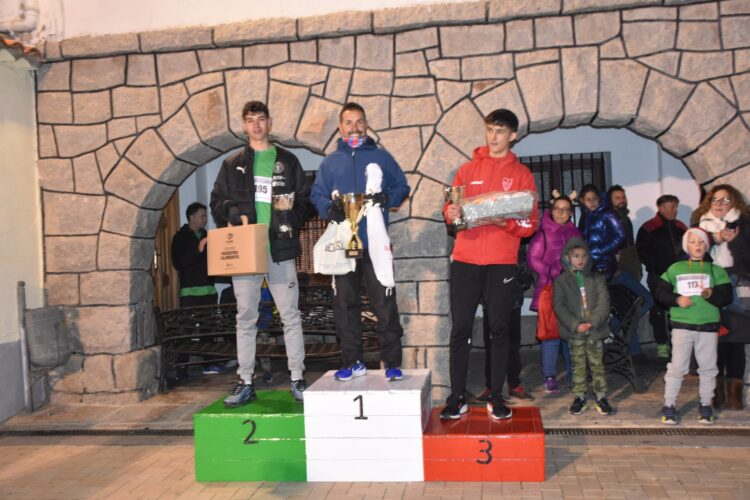 Una San Silvestre para Íker 1 El podio en la categoría sénior masculina./ E.A.