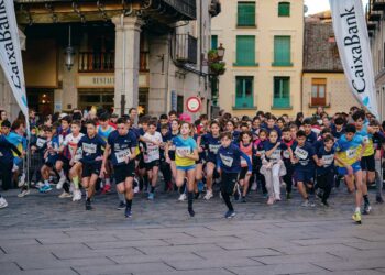 Jóvenes comenzando a correr en la Carrera Fin de Año./ E.A.