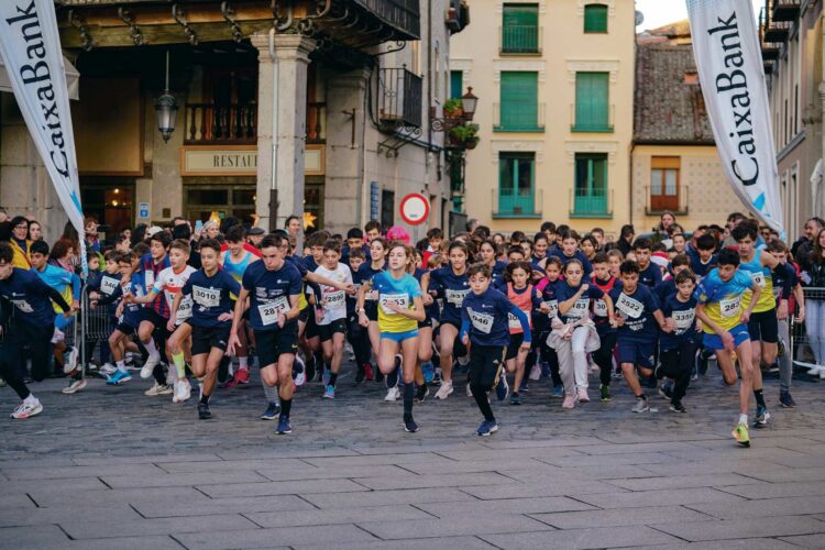 Jóvenes comenzando a correr en la Carrera Fin de Año./ E.A.