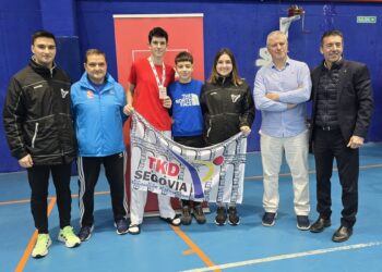 Marcos San Lorenzo, junto a los miembros del equipo del Taekwondo Miraflores-Bekdoosan./ MIRAFLORES
