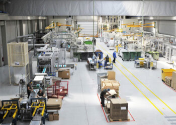 Trabajadores en la empresa Drylock, una de las que más empleo ofrece en la provincia de Segovia./ E.A.