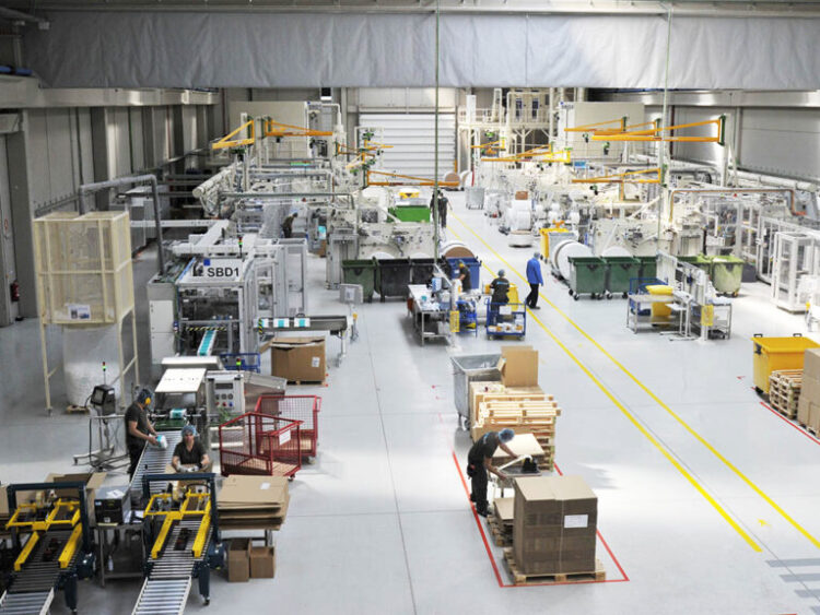 Trabajadores en la empresa Drylock, una de las que más empleo ofrece en la provincia de Segovia./ E.A.