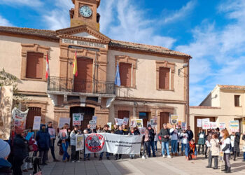 Vecinos de Pinarejos, concentrados a las puertas del Ayuntamiento de la localidad en la manifestación contra la instalación de la planta de biometano.