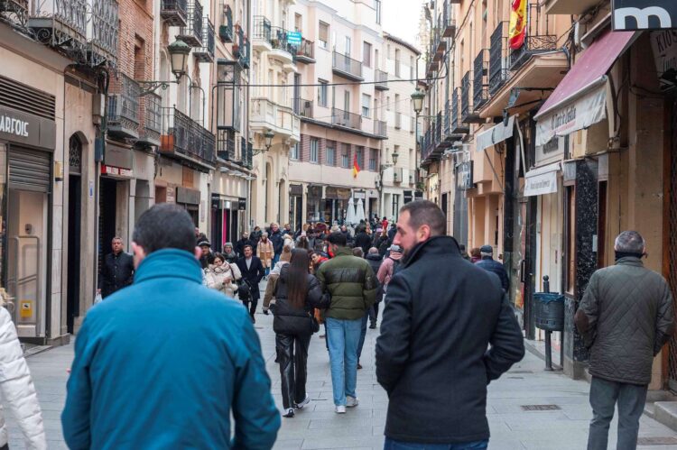 La calle Real, una de las zonas más habituales de paseo en el centro de Segovia. / E.A.