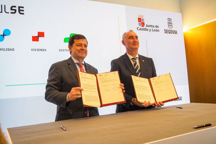 El Programa ‘ImpulSE’ destinará 74 millones de euros a una Segovia “con más futuro” 1 Alfonso Fernández Mañueco (i) y José Mazarías, tras la firma del protocolo por el que ambas instituciones invertirán 74 millones de euros en el Programa ImpulSE para la ciudad de Segovia. / HÉCTOR CRIADO