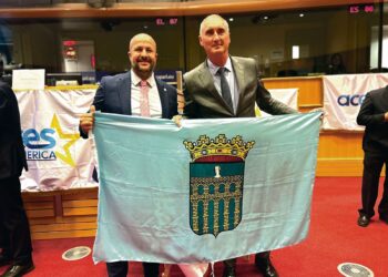 El concejal, junto con el alcalde posando con la bandera de Segovia./ E.A.