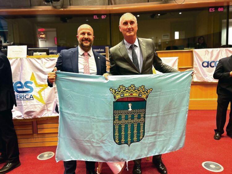 El concejal, junto con el alcalde posando con la bandera de Segovia./ E.A.