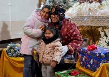 El Cartero Real se fotografió con los niños que fueron a verle y repartió golosinas entre ellos.