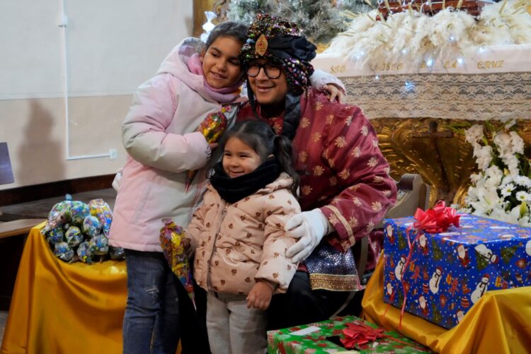 El Cartero Real se fotografió con los niños que fueron a verle y repartió golosinas entre ellos.
