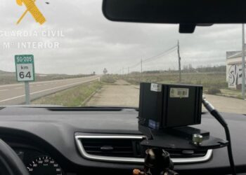 Imagen de archivo de un radar móvil dispuesto por la Dirección General del Tráfico./ DGT