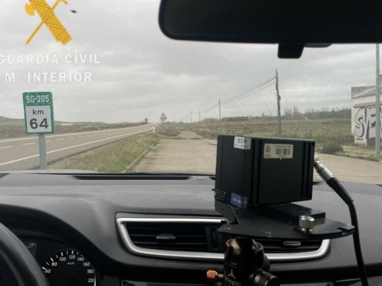 Imagen de archivo de un radar móvil dispuesto por la Dirección General del Tráfico./ DGT