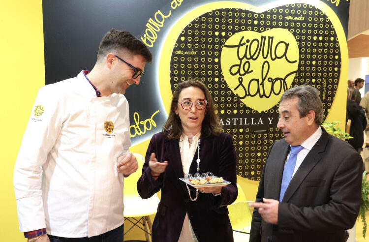 La consejera de Agricultura, Ganadería y Desarrollo Rural, María González Corral, visita Madrid Fusión. / ICAL - JUAN LÁZARO