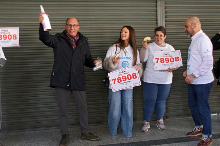 Uno de los agraciados con el primer premio del Sorteo de El Niño./ ICAL